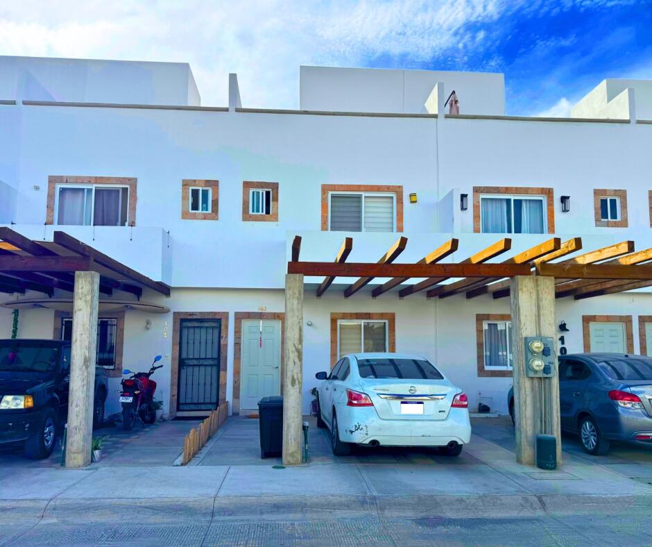 Los Cabos Arcoiris Tu nuevo comienzo en el lugar ideal: casa moderna, amplia y a solo 5 minutos del centro Bienvenido a esta espectacular residencia de diseño contemporáneo, donde el confort moderno se une con una ubicación inmejorable. Esta majestuosa casa nueva te ofrece una experiencia de vida exclusiva, pensada para quienes buscan un estilo de vida elevado sin renunciar a la cercana con el corazón de la ciudad. Ubicada en una de las zonas mas codiciadas de la ciudad, esta propiedad te sitúa a solo 5 minutos del centro, con acceso rápido a las principales vias, colegios de prestigio, parques, centros comerciales y todo lo que necesitas para una vida practica y dinámica. Situada en una zona rodeada de comunidades de lujo, esta casa se encuentra en un vecindario consolidado, seguro y altamente cotizado, donde la privacidad y la calidad de vida son una prioridad. Desde su fachada elegante hasta cada detalle interior, esta casa refleja un diseño moderno y funcional. Al ingresar, un vestíbulo de doble altura da la bienvenida con luz natural y una sensación de amplitud que se extiende a lo largo de toda la propiedad. La sala principal, el comedor y la cocina de concepto abierto se integran armónicamente, creando un espacio ideal para convivir, recibir visitas o simplemente disfrutar en familia. La cocina estilo gourmet, con acabados de lujo y equipada con electrodomésticos de última generación, ideal para reuniones familiares o cenas con amigos, es perfecta para quienes disfrutan cocinar y compartir momentos alrededor de una buena comida. Las áreas sociales conectan con un jardín privado, ideal para juegos al aire libre, reuniones de fin de semana o simplemente relajarse al final del día. La casa cuenta con dos recámaras amplias, incluyendo una recámara principal con baño completo y balcón privado. La habitación secundaria también es cómoda y versátil, perfecta para hijos, visitas o incluso un espacio de oficina en casa. Un verdadero refugio, brindando privacidad y confort a todos los miembros de la familia, al disfrutar de momentos de descanso al aire libre. Con acabados de lujo, tecnología inteligente integrada y materiales de la más alta calidad, esta casa no solo es hermosa por fuera, sino también funcional y preparada para el estilo de vida moderno. Pensando en las necesidades de la vida moderna, también encontrarás una sala de TV, amplio corredor y espacios de almacenamiento bien distribuidos. Todo esto complementado con tecnología inteligente, iluminación eficiente y materiales de alta calidad que garantizan durabilidad y estilo. Vivir aquí es mucho más que tener una casa: es pertenecer a una comunidad privilegiada, donde cada día se disfruta al máximo. – 103 PRIVADA, Cabo San Lucas, BS