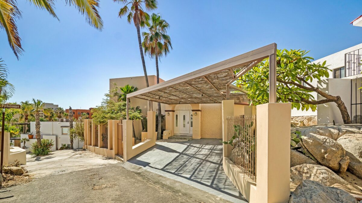 Los Cabos Brisas Del Pac East Casa de un nivel en Brisas del Pacífico con estructura para segundo piso. Cuenta con dos cocheras techadas, sala, sala de estar, cocina con isla y terraza. Terreno de 2,100 m² con gran potencial para alberca, ampliación o desarrollo. Ideal para inversión o vivir.Single-level home in Brisas del Pacífico with structure for a second floor. Features two covered carports, living room, family room, kitchen with island, and terrace. 2,100 m² lot with excellent potential for a pool, expansion, or development. Ideal for living or investment. – 11 Camino de La Playa, Cabo Corridor, BS