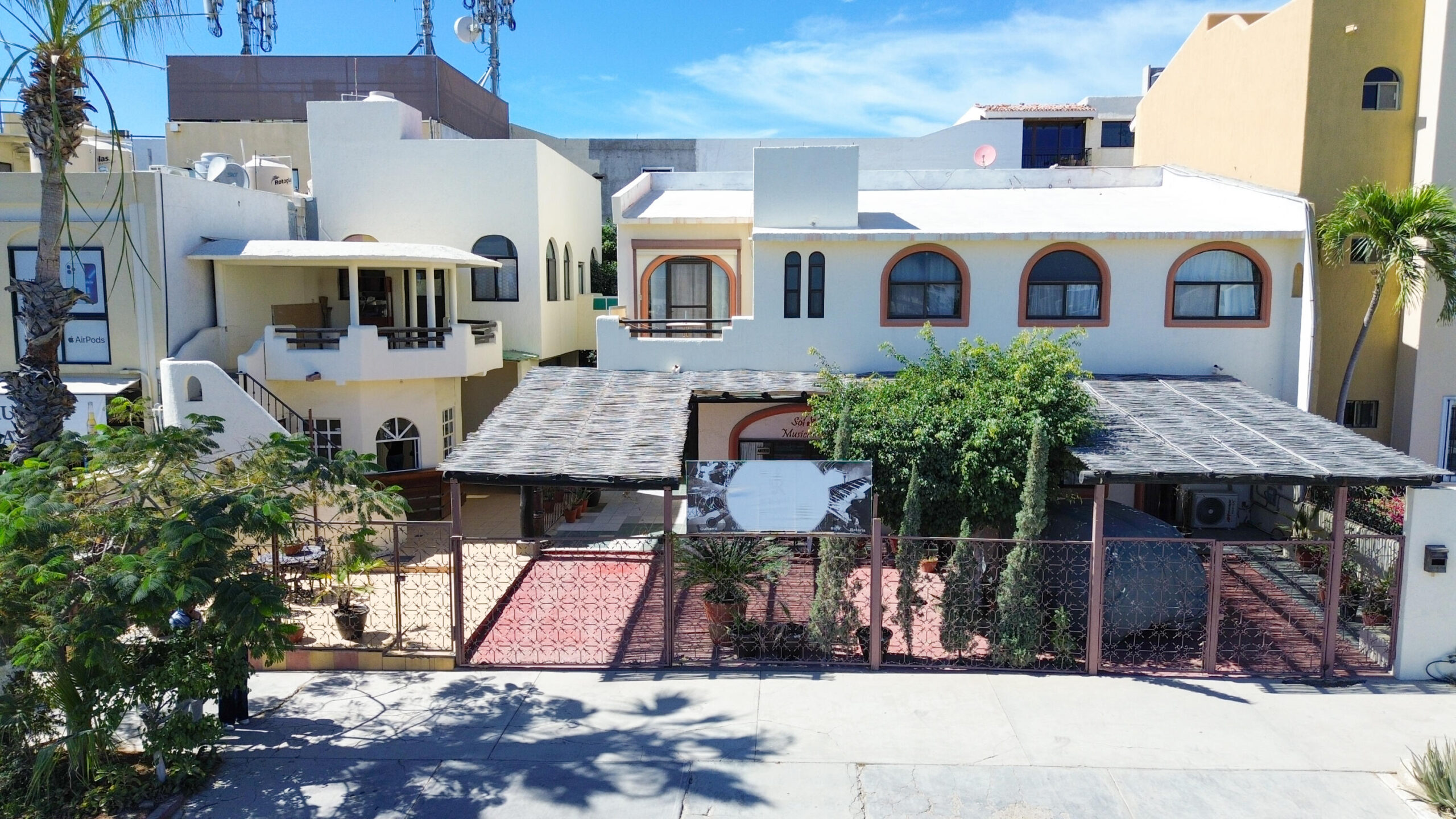Los Cabos Residencial La Jolla Casa Tigre is located in La Jolla, a well-positioned community offering convenient access to San JosΓ© del Cabo and the corridor. This house has ocean for sale