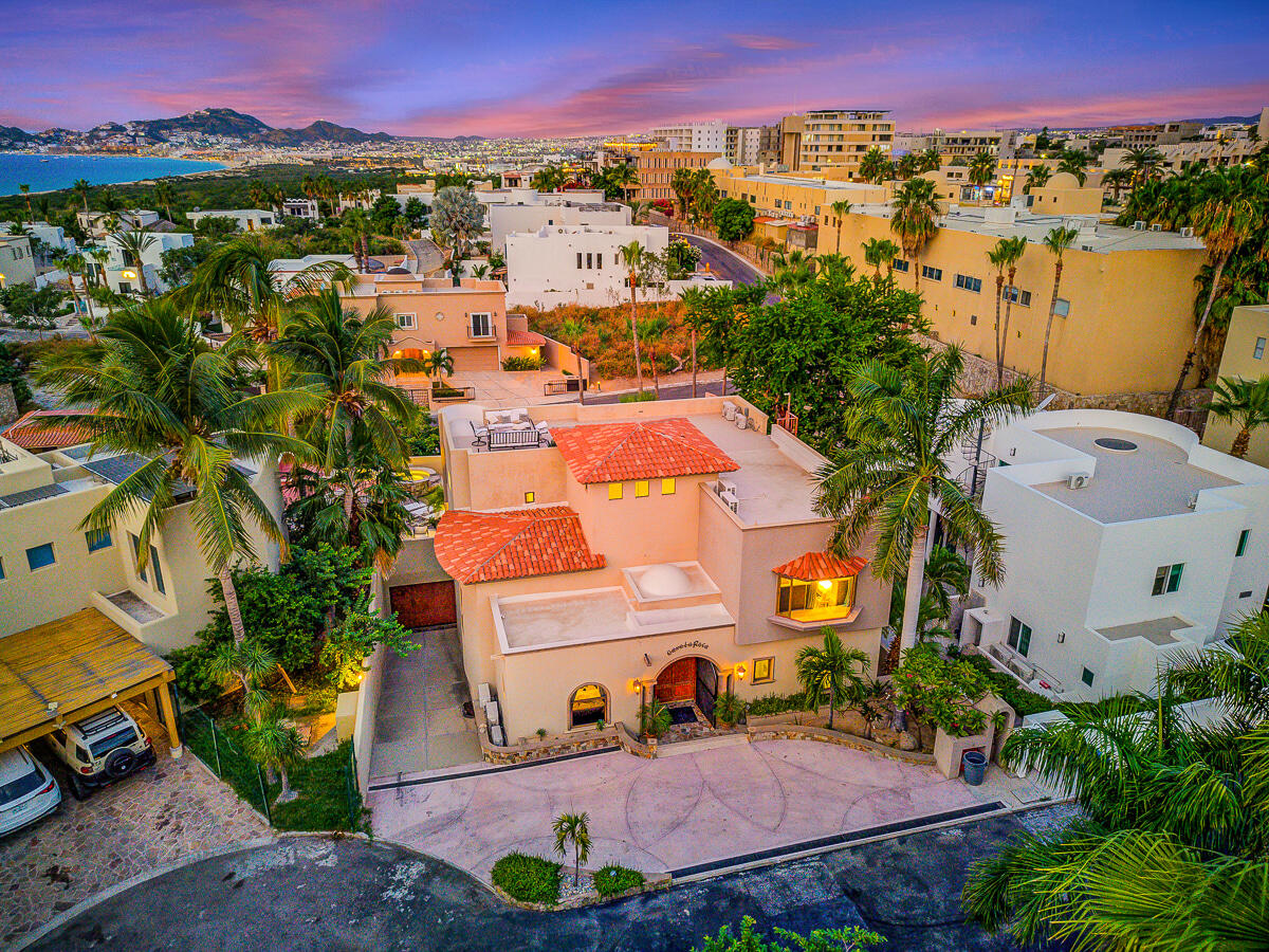 Los Cabos Residencial La Jolla Casa Tigre is located in La Jolla, a well-positioned community offering convenient access to San José del Cabo and the corridor. This house has ocean – 16 Cerrada Baja, Cabo Corridor, BS