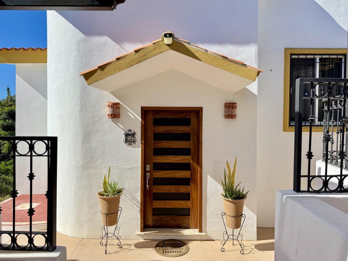 Los Cabos Cabo Del Mar Ecopark This modern-designed home stands out for its spacious areas, excellent layout, and full equipment, positioning itself as one of the most complete properties currently available within the development.The property combines functionality, comfort, and private outdoor spaces, making it ideal for those seeking a comfortable residence or an investment in a constantly growing area of Cabo San Lucas. – 22 Cabo Bello, Cabo Corridor, BS