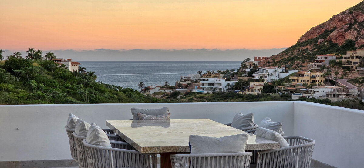 Los Cabos Palmilla Estates Discover a standout investment opportunity in coveted Palmilla Estates, where relaxed coastal style meets refined comfort. This single-story 3-bedroom, 3-bath home blends natural stone, warm wood beams, and a gourmet kitchen with high-end appliances, breakfast nook, and full bar. A generous entry courtyard opens to a heated pool, jacuzzi, outdoor kitchen, and a sun-washed yard overlooking the 9th fairway of the Jack Nicklaus Mountain Course. Eligible for a golf membership, it also makes an effortless vacation retreat with close access to Palmilla Beach, world-class amenities, and the charming San José town center. – 22 Corsarios, San Jose Corridor, BS