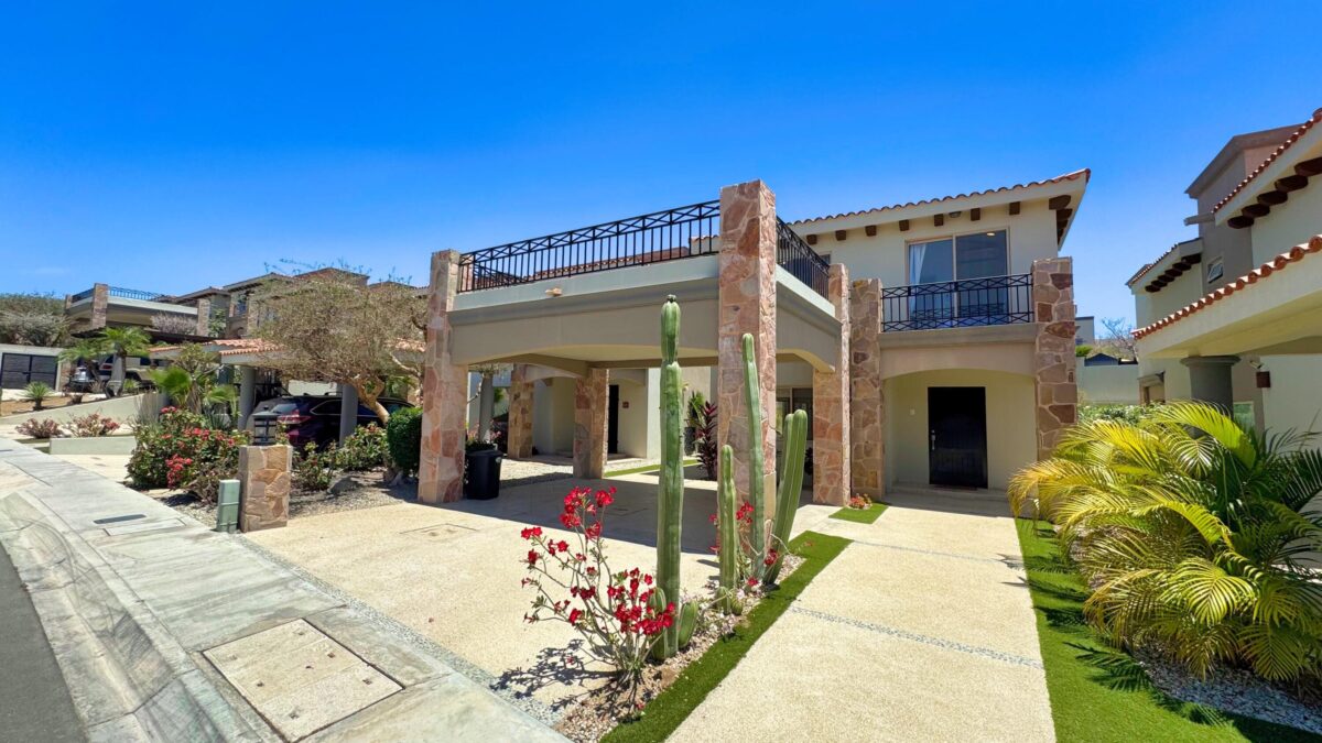 Los Cabos Cumbre Del Tezal Move-in ready and fully furnished. 2,045 sq ft of construction on a 2,551 sq ft lot with 3-car parking. Luxury finishes include marble flooring, wood kitchen with granite countertops, built-in wooden closets in all bedrooms, and vanities with tempered glass shower doors in all 3.5 baths. Fully equipped with 5 Gree inverter mini-split A/C units (3 × 1-ton, 2 × 2-ton), LG 22' French Door refrigerator, Whirlpool gas stove, and 1.7 cu ft microwave hood. Additional features: rooftop with bar, grill & sink, private terrace, storage, WiFi smart lock, private 5,000-liter cistern, and termite prevention system. ommunity: pool, gym, sports courts, kids' area, 3 clubhouses & 24/7 gated security – 22 Las Ballenas, Cabo Corridor, BS