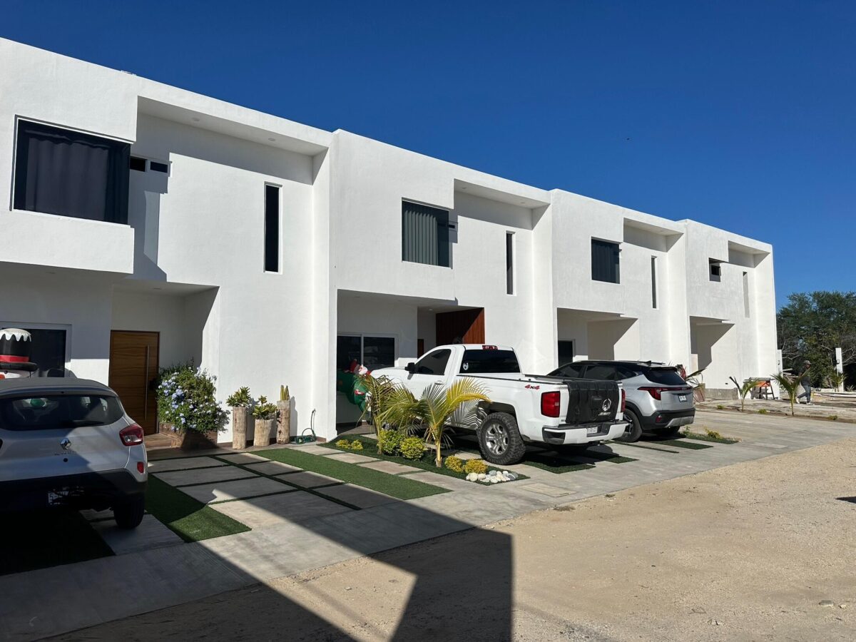Los Cabos Centro-Csl North Casa habitación con ampliación en planta alta, ideal para inversión en Los Cabos. Planta baja: sala, cocina, 2 recámaras, 1 baño completo y cochera. Planta alta: 2 recámaras tipo estudio, cada una con baño completo y acceso independiente. Permite hasta 3 unidades habitacionales, con privacidad y opción de renta. Ubicada en zona urbana con servicios y vialidades cercanas.Single-family home with upper-level expansion, ideal for investment in Los Cabos. Ground floor: living room, kitchen, 2 bedrooms, 1 full bathroom, and carport. Upper level: 2 studio-style bedrooms, each with a full bathroom and independent access. Allows up to 3 separate units, offering privacy and rental flexibility. Located in an urban area with nearby services and main roads. – 24 Cto. Lomboy, San Jose del Cabo, BS