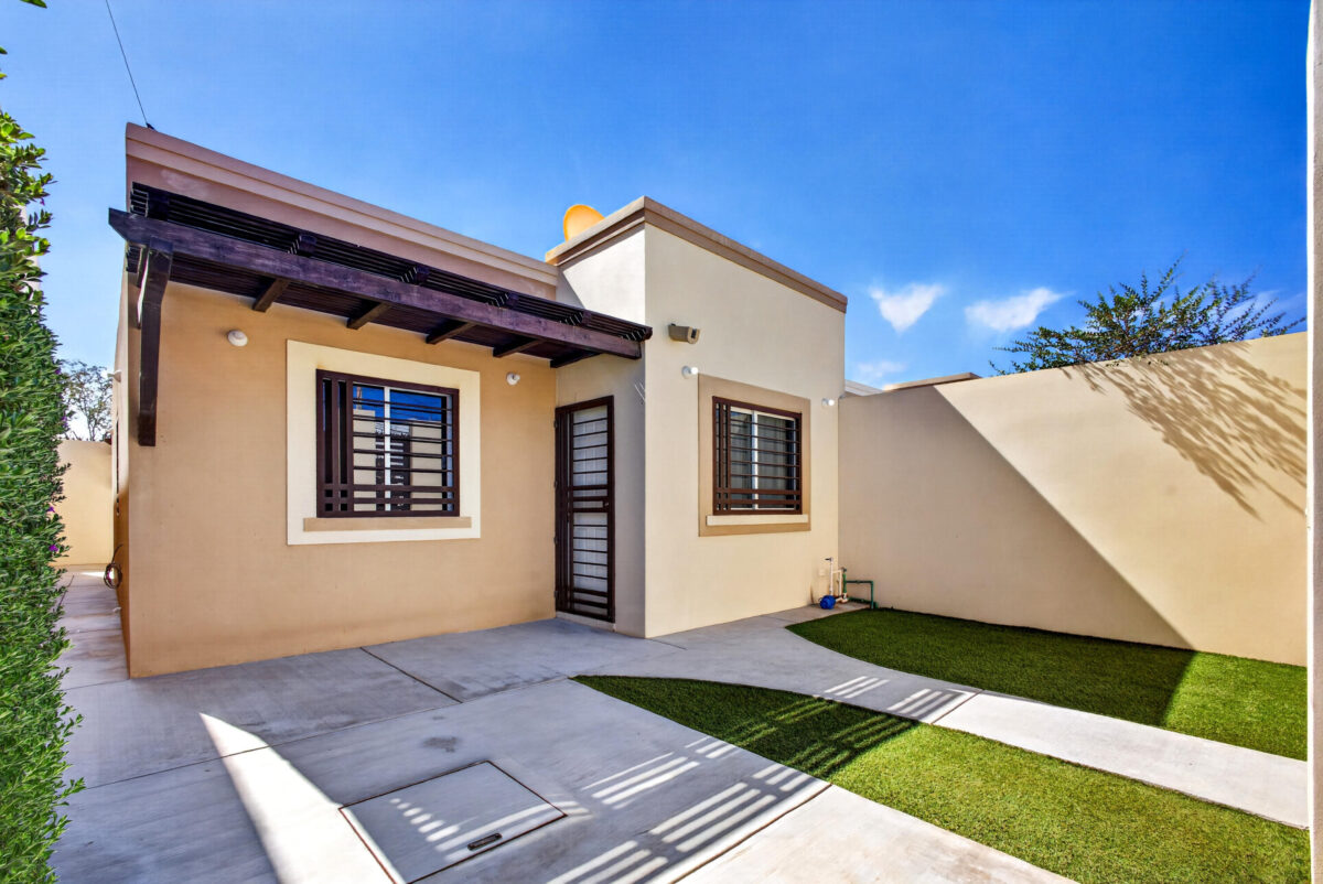 Los Cabos Ampliacion El Zacata EN VENTA CASA DE ENMEDIO, Col. Zacatal San José de Cabo.Esta casa se encuentra en un estado impecable, prácticamente nueva. Cuenta con recamara master con baño. 2 recamaras con closet. Todas las recamaras con aire acondicionado y closet. Estancia de sala y comedor con aire acondicionado. Total 2.5 baños. Amplio patio. Cisterna de 5,000 litros y tinaco de 1,100 litros. Tanque de gas LP estacionario. Calentador. Equipo hidroneumático. Conexiones listas para cocina y lavadora. Ubicada cerca de Oxxo, Chedraui, Smart Fit. Tienda Ley y Starbucks, escuelas y restaurantes. Vías rápidas por boulevard Forjadores y a 3 minutos de carretera Transpeninsular. – 2609M15L43 Azucena, Cabo San Lucas, BS