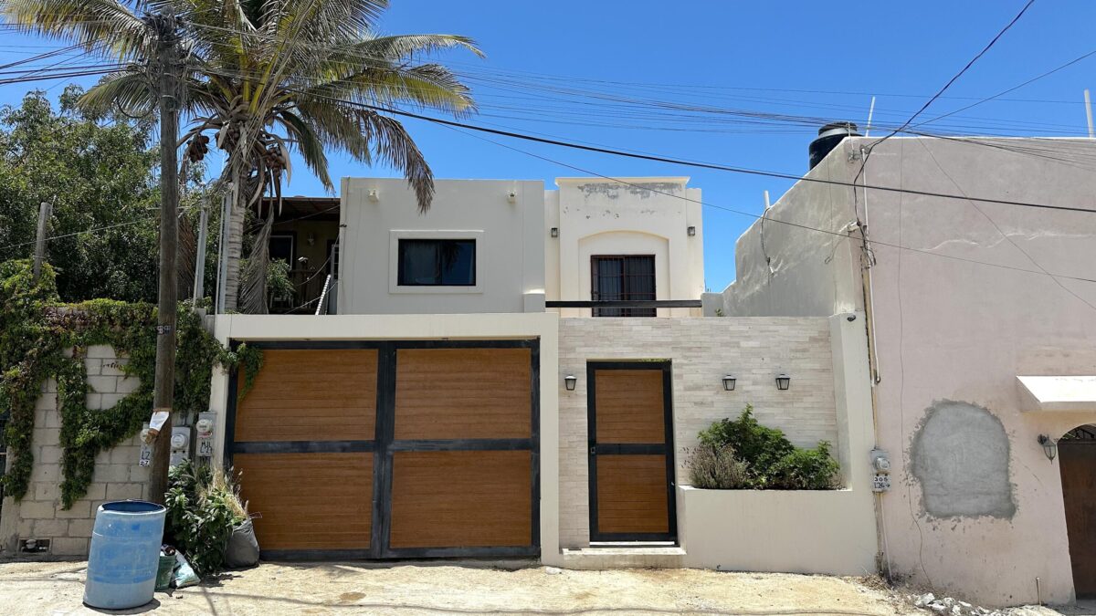Los Cabos Ampliacion El Zacata EN VENTA CASA DE ENMEDIO, Col. Zacatal San José de Cabo.Esta casa se encuentra en un estado impecable, prácticamente nueva. Cuenta con recamara master con baño. 2 recamaras con closet. Todas las recamaras con aire acondicionado y closet. Estancia de sala y comedor con aire acondicionado. Total 2.5 baños. Amplio patio. Cisterna de 5,000 litros y tinaco de 1,100 litros. Tanque de gas LP estacionario. Calentador. Equipo hidroneumático. Conexiones listas para cocina y lavadora. Ubicada cerca de Oxxo, Chedraui, Smart Fit. Tienda Ley y Starbucks, escuelas y restaurantes. Vías rápidas por boulevard Forjadores y a 3 minutos de carretera Transpeninsular. – 2641 Margarita Street, Cabo San Lucas, BS