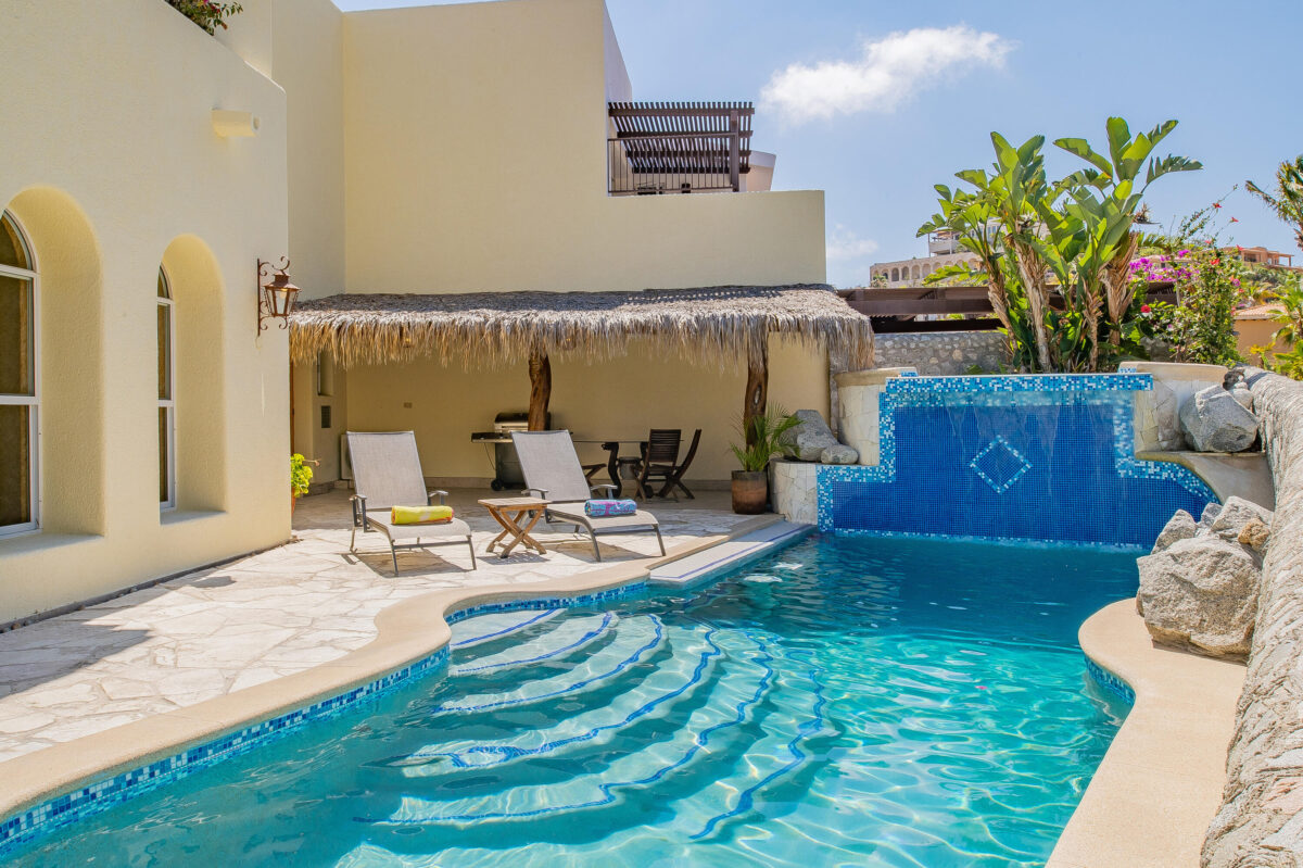 Los Cabos Lienzo Charro Experience coastal luxury in this contemporary home at next Quivira Golf Club, Los Cabos. Enjoy your private pool, beautiful garden, and spacious terrace under the Baja California sun.Just 35 minutes from Los Cabos International Airport, 12 minutes from local amenities, and a 5-minute walk to the beach. The community offers a golf club, exclusive amenities, and easy access to shopping.Parking for 2 vehiclesNatural materials facade blending with the landscapeTotal area: 455 m² (315 m² living, 300 m² gardens)Luxurious interiors:Equipped kitchen with islandOpen concept with built-in furniture1 master and 3 secondary bedrooms, each with bath and walk-in closetAmple lighting throughoutExteriorsCovered terrace with golf course – 275 Camino del Mar, Cabo San Lucas, BS