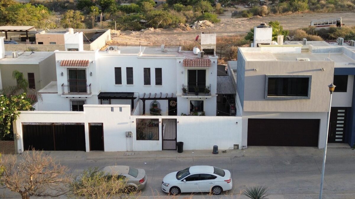 Los Cabos Magisterial Located in a residential area with excellent appreciation and high rental demand, this duplex is an outstanding opportunity for investors or buyers looking to build equity through light renovations. Both apartments are included in the sale as one deeded property. The neighborhood continues to grow in popularity due to its strategic location and accessibility, making this property an attractive option for rental income or long-term investment. Ubicado en una zona residencial de excelente plusvalía y alta demanda de rentas, este dúplex representa una magnífica oportunidad para inversionistas o compradores interesados en generar patrimonio mediante remodelaciones ligeras. Ambos departamentos están incluidos en la venta como una sola propiedad escriturada. La colonia continúa aumentando su popularidad gracias a su ubicación estratégica y accesibilidad, convirtiendo esta propiedad en una excelente opción para generar ingresos por renta o inversión a largo plazo. – #28 Chimalpa, San Jose del Cabo, BS
