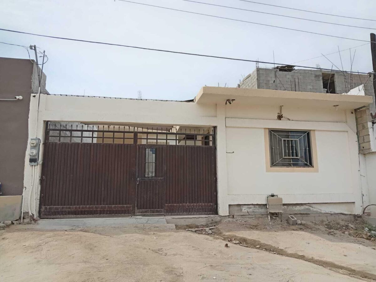 Los Cabos Venados Casa con potencial de ampliación y buena ubicación, de fácil acceso al transporte público, a las escuelas y a los supermercados.• 3 recámaras• 2 baños completos• Cocina separada• A/C minisplit en c/ habitación y en la cocina• Amplio patio y cochera con portón. House with expansion potential and a great location, with easy access to public transportation, schools, and supermarkets." 3 bedrooms" 2 full bathrooms" Separate kitchen" Mini-split A/C in each bedroom and in the kitchen" Spacious patio and parking for 2 cars – 28, Playa Camelia, Cabo San Lucas, Cabo San Lucas, BS