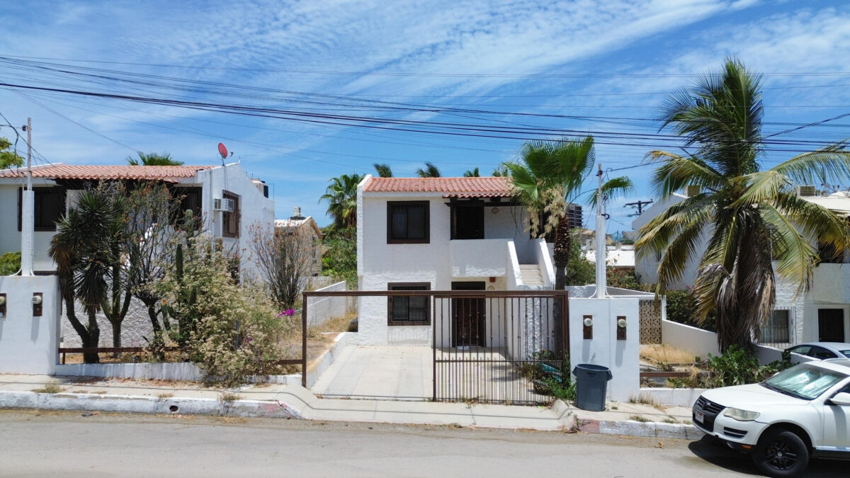 Los Cabos Magisterial Located in a residential area with excellent appreciation and high rental demand, this duplex is an outstanding opportunity for investors or buyers looking to build equity through light renovations. Both apartments are included in the sale as one deeded property. The neighborhood continues to grow in popularity due to its strategic location and accessibility, making this property an attractive option for rental income or long-term investment. Ubicado en una zona residencial de excelente plusvalía y alta demanda de rentas, este dúplex representa una magnífica oportunidad para inversionistas o compradores interesados en generar patrimonio mediante remodelaciones ligeras. Ambos departamentos están incluidos en la venta como una sola propiedad escriturada. La colonia continúa aumentando su popularidad gracias a su ubicación estratégica y accesibilidad, convirtiendo esta propiedad en una excelente opción para generar ingresos por renta o inversión a largo plazo. – 3 Malvarrosa, San Jose del Cabo, BS