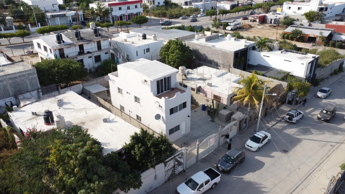 Los Cabos Magisterial Located in a residential area with excellent appreciation and high rental demand, this duplex is an outstanding opportunity for investors or buyers looking to build equity through light renovations. Both apartments are included in the sale as one deeded property. The neighborhood continues to grow in popularity due to its strategic location and accessibility, making this property an attractive option for rental income or long-term investment. Ubicado en una zona residencial de excelente plusvalía y alta demanda de rentas, este dúplex representa una magnífica oportunidad para inversionistas o compradores interesados en generar patrimonio mediante remodelaciones ligeras. Ambos departamentos están incluidos en la venta como una sola propiedad escriturada. La colonia continúa aumentando su popularidad gracias a su ubicación estratégica y accesibilidad, convirtiendo esta propiedad en una excelente opción para generar ingresos por renta o inversión a largo plazo. – 4320 C. Luis Castro Arballo, San Jose del Cabo, BS