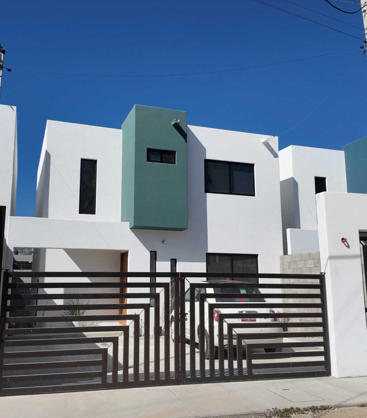 Los Cabos Ampliacion El Zacata EN VENTA CASA DE ENMEDIO, Col. Zacatal San José de Cabo.Esta casa se encuentra en un estado impecable, prácticamente nueva. Cuenta con recamara master con baño. 2 recamaras con closet. Todas las recamaras con aire acondicionado y closet. Estancia de sala y comedor con aire acondicionado. Total 2.5 baños. Amplio patio. Cisterna de 5,000 litros y tinaco de 1,100 litros. Tanque de gas LP estacionario. Calentador. Equipo hidroneumático. Conexiones listas para cocina y lavadora. Ubicada cerca de Oxxo, Chedraui, Smart Fit. Tienda Ley y Starbucks, escuelas y restaurantes. Vías rápidas por boulevard Forjadores y a 3 minutos de carretera Transpeninsular. – 5 Dr Agustin Torres, San Jose del Cabo, BS