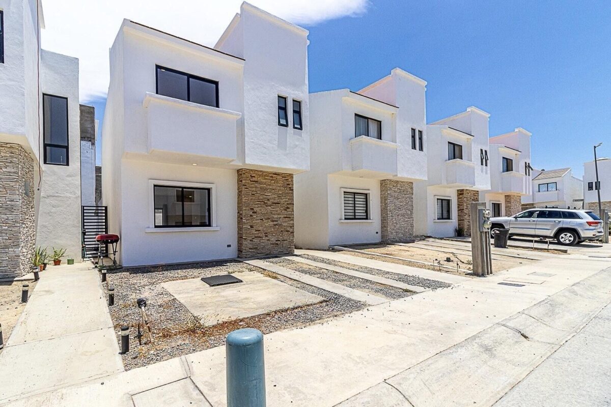 Los Cabos Terranova Terranova Residencial Hermosa casa amueblada y lista para habitar. Cuenta con 3 amplias recámaras (2 con terraza), 2.5 baños, sala, cocina y comedor y cisterna de 5,000L. Disfruta del patio privado con asador y horno para pizza.Acceso a áreas comunes con enorme jardín, juegos infantiles, Pet Park, pérgola y asador. Seguridad 24/7 con videovigilancia!* * * * * * * * *This fully furnished house is move-in ready, featuring 3 spacious bedrooms (2 with terraces), 2.5 bathrooms, living room, kitchen, dining area and 5,000 L water cistern. Enjoy a private patio with a BBQ & traditional pizza hovenAccess to common areas with a garden, pergola, kids & pets playground, and BBQ space24/7 security & video recording! – 509 ANDADOR FLAMINGO, Cabo San Lucas, BS