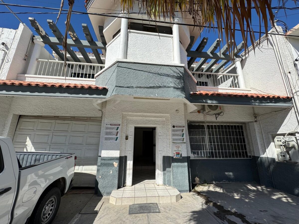 Los Cabos Camino Del Mar A unique opportunity to acquire a furnished home with 3 bedrooms, 2 and a ½ baths, 2 car garage, patio, and a rooftop with ocean, mountain and golf course – 6 C. Félix Ortega, Cabo San Lucas, BS