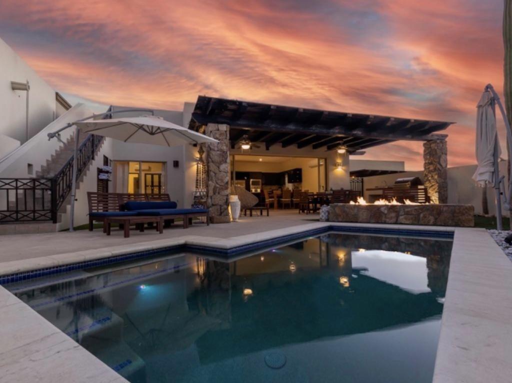 Los Cabos Ventanas Rare single-level home in the exclusive Ventanas community, El Tezal, Los Cabos. This highly sought-after one-story layout offers comfort, privacy, and easy living.Featuring a private terrace and rooftop with partial ocean – 65 Santa Lucia, Cabo Corridor, BS