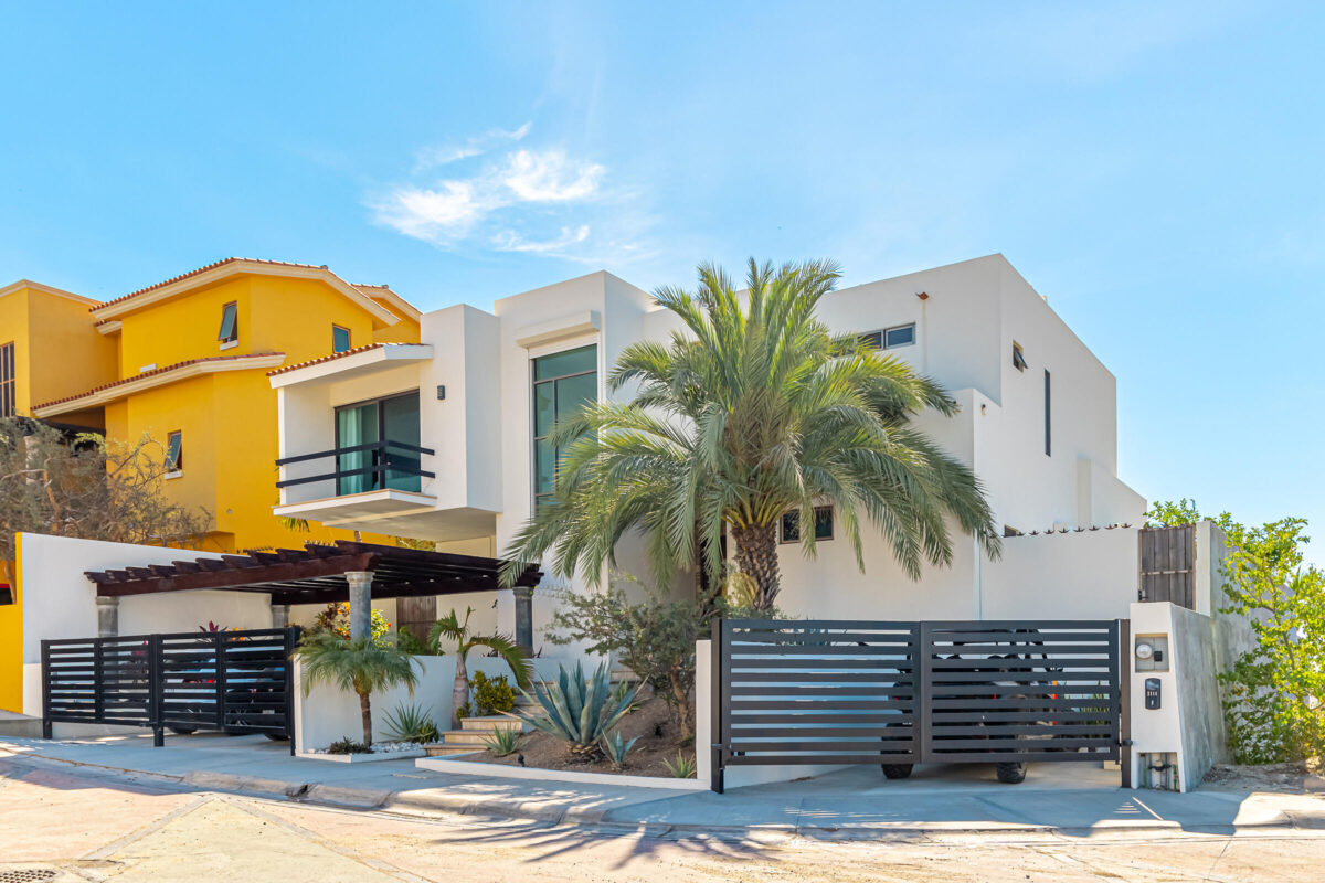Los Cabos Finisterra This beautifully renovated family home in the established neighborhood of Fonatur Golf in San Jose offers an ideal blend of comfort and style. Situated on a quiet cul-de-sac, the spacious residence boasts four bedrooms, four bathrooms, and an exterior maid's quarters, providing ample room for everyone. Built in 2012, the home features a large TV or office space, a refreshing pool, a spa for relaxation, and an outdoor bar perfect for entertaining al fresco.The property is located on a 530 SM lot with – 7g Faro de Cortes, San Jose del Cabo, BS