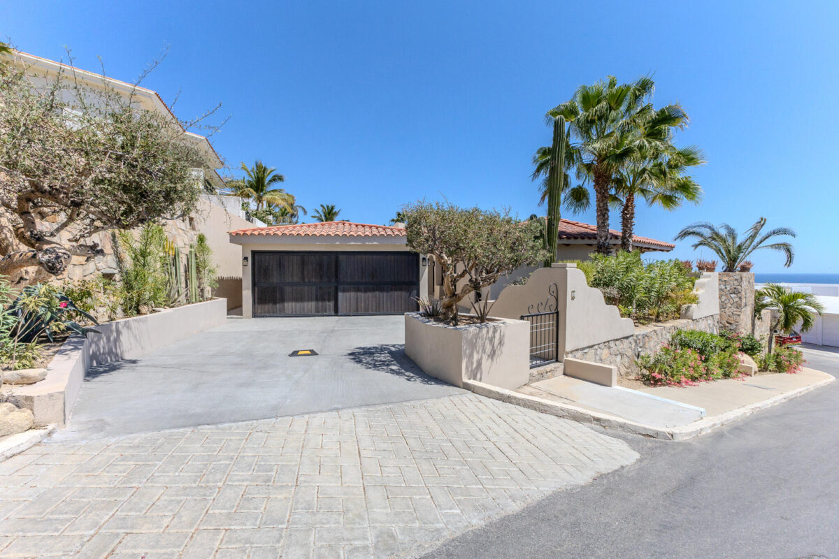 Los Cabos Residencial La Jolla Experience the best of Los Cabos in this turnkey, newly renovated home tucked inside the private, gated La Jolla community with 24-hour security. The expanded floorplan now offers four bedrooms and 4.5 baths, multiple lounge areas and vaulted ceilings that highlight the home's charming Mexican architectural details paired with contemporary finishes. Fully furnished with new furniture, appliances and décor, the property is move-in ready or rental-ready. Enjoy sweeping Sea of Cortez – 8 Paseo, La Jolla, San Jose del Cabo, BS