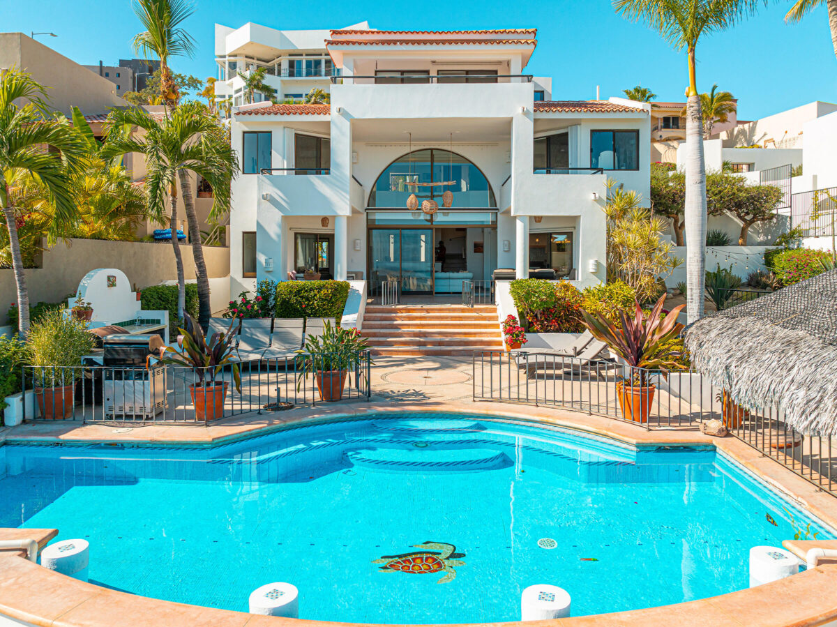 Los Cabos Lienzo Charro Experience coastal luxury in this contemporary home at next Quivira Golf Club, Los Cabos. Enjoy your private pool, beautiful garden, and spacious terrace under the Baja California sun.Just 35 minutes from Los Cabos International Airport, 12 minutes from local amenities, and a 5-minute walk to the beach. The community offers a golf club, exclusive amenities, and easy access to shopping.Parking for 2 vehiclesNatural materials facade blending with the landscapeTotal area: 455 m² (315 m² living, 300 m² gardens)Luxurious interiors:Equipped kitchen with islandOpen concept with built-in furniture1 master and 3 secondary bedrooms, each with bath and walk-in closetAmple lighting throughoutExteriorsCovered terrace with golf course – 80 P.º Finisterra, San Jose del Cabo, BS