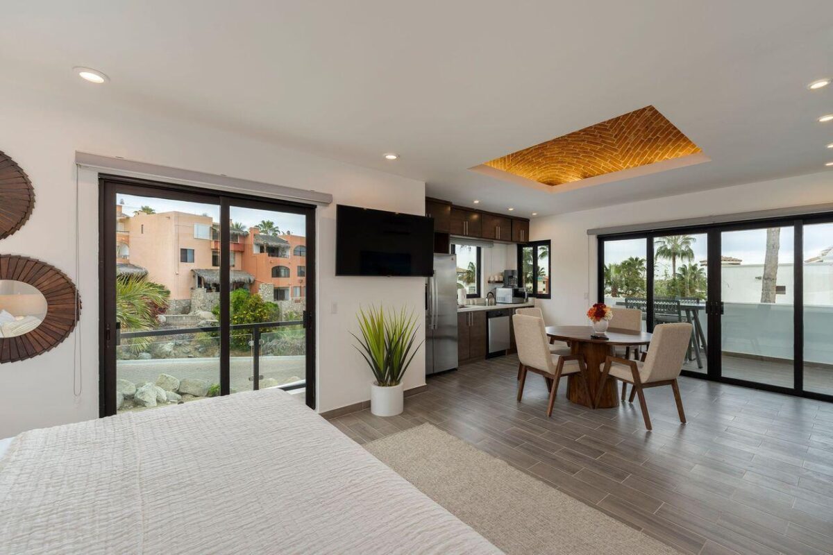 Los Cabos Hacienda Campestre Beautiful 3 bedroom home with additional nanny(maids)quarters, roof top terrace and a garage backing onto the 13th fairway of the prestigious Club Campestre Golf course. Here is your opportunity to own a piece of the established and very sought after community of Hacienda in Campestre. Surrounded by lush green landscape and over head ocean – 9 Camino a la Playa, Cabo Corridor, BS