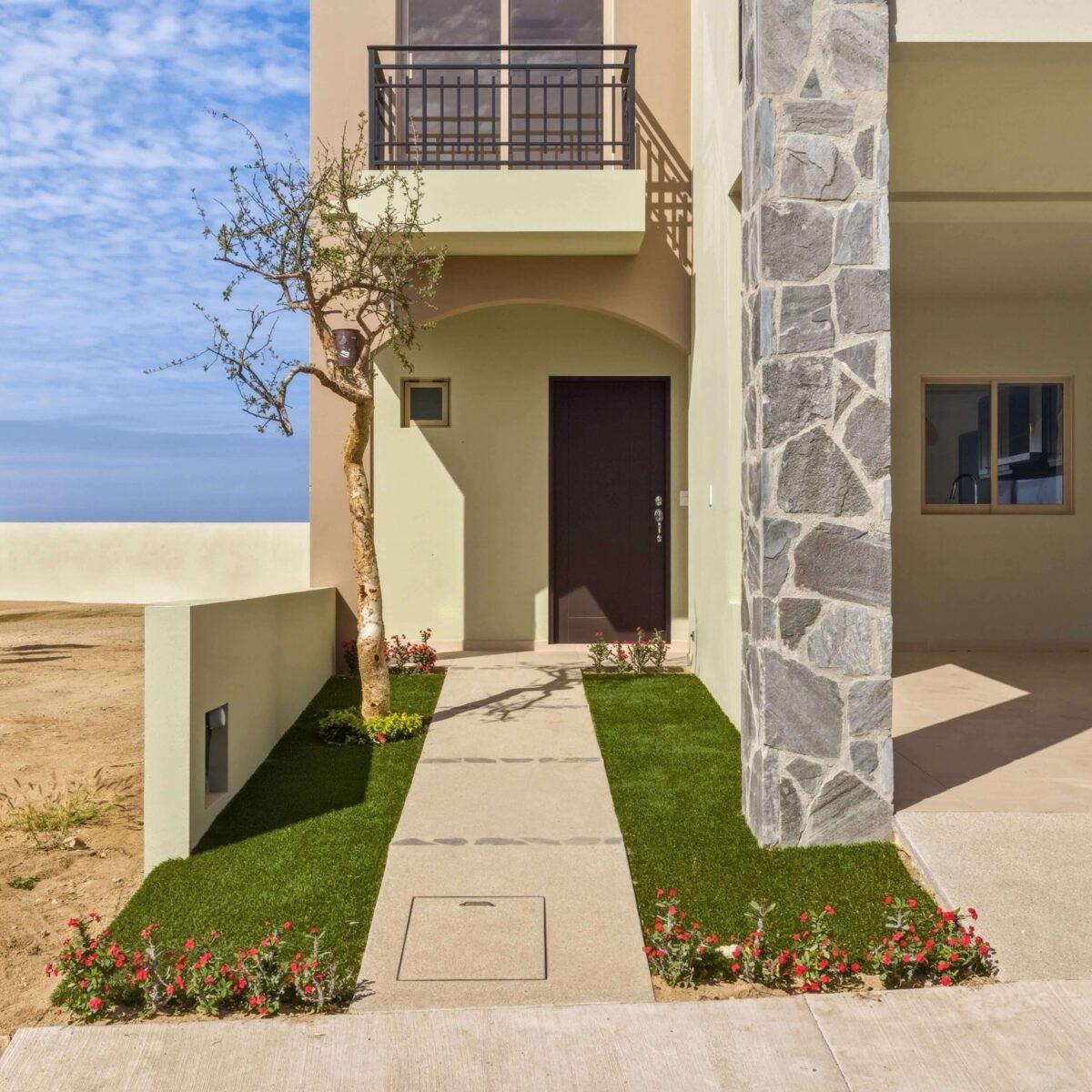 Los Cabos Cabo Del Mar Ecopark This modern-designed home stands out for its spacious areas, excellent layout, and full equipment, positioning itself as one of the most complete properties currently available within the development.The property combines functionality, comfort, and private outdoor spaces, making it ideal for those seeking a comfortable residence or an investment in a constantly growing area of Cabo San Lucas. – CALLE ALBATROS, Cabo Corridor, BS