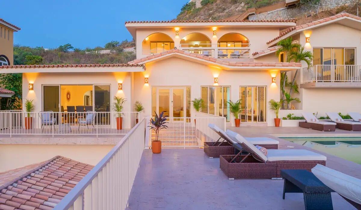Los Cabos Pedregal Csl Discover Casa Rosa in the exclusive Pedregal of Cabo San Lucas! This cozy home has a proven rental history, ideal for investors or as a second home with high return potential. Its smart layout creates a warm, functional space to enjoy with family or friends. Includes a private room with full bath, perfect for guests or rental income. Located in a gated community with 24/7 security, tennis courts, spa, private beach access, and close to the marina, restaurants, and Cabo's vibrant nightlife. Features a beautiful private pool to enjoy the Los Cabos weather. Casa Rosa blends location, comfort, and profitability. – Cam. Del Mar, Cabo San Lucas, BS