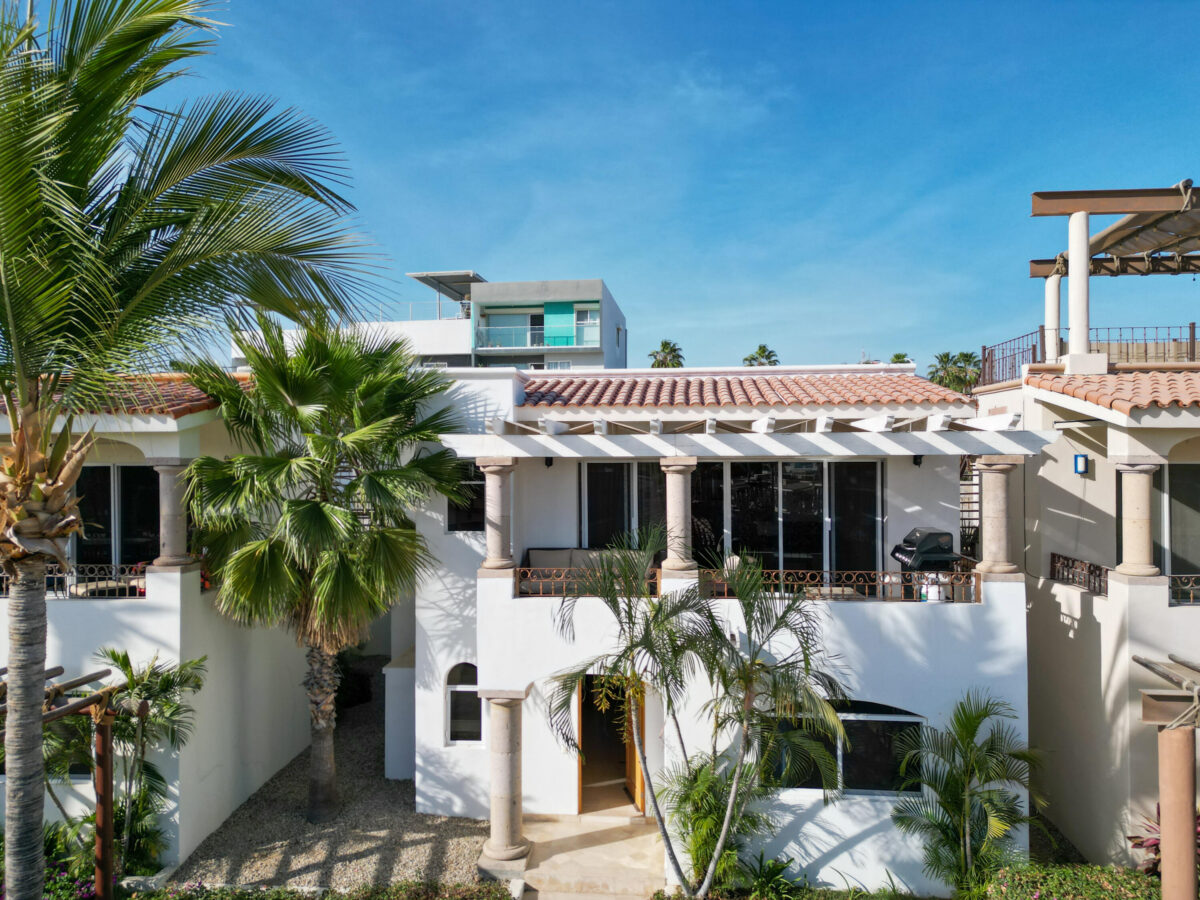 Los Cabos Magisterial Located in a residential area with excellent appreciation and high rental demand, this duplex is an outstanding opportunity for investors or buyers looking to build equity through light renovations. Both apartments are included in the sale as one deeded property. The neighborhood continues to grow in popularity due to its strategic location and accessibility, making this property an attractive option for rental income or long-term investment. Ubicado en una zona residencial de excelente plusvalía y alta demanda de rentas, este dúplex representa una magnífica oportunidad para inversionistas o compradores interesados en generar patrimonio mediante remodelaciones ligeras. Ambos departamentos están incluidos en la venta como una sola propiedad escriturada. La colonia continúa aumentando su popularidad gracias a su ubicación estratégica y accesibilidad, convirtiendo esta propiedad en una excelente opción para generar ingresos por renta o inversión a largo plazo. – Camino El Tezal, Cabo Corridor, BS