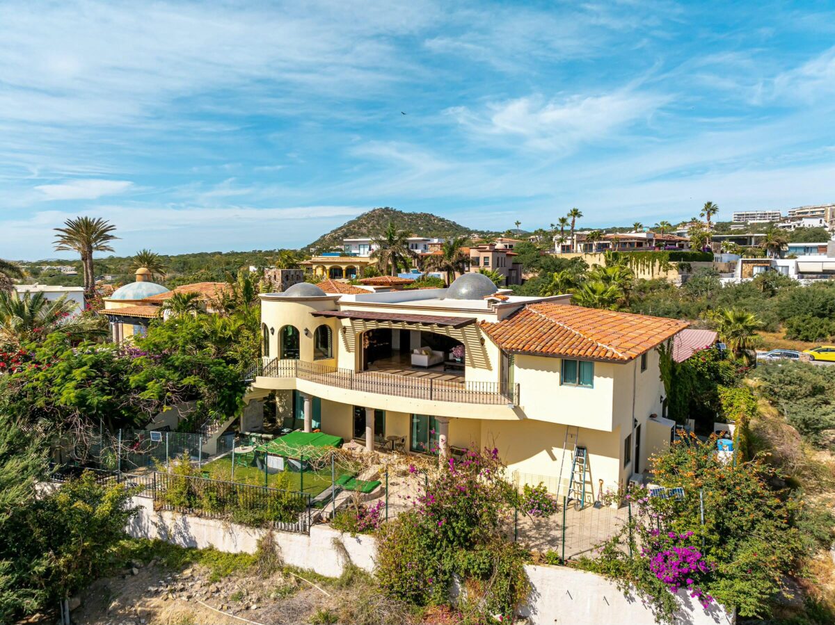 Los Cabos Cresta Del Mar Casa 49 is a custom-built home with six bedrooms and six-and-a-half bathrooms, designed for both comfort and entertaining. A detached two-bedroom casita, connected by a Jack-and-Jill bathroom, provides privacy for guests or extended family. Downstairs, three additional bedrooms feature en-suite bathrooms, while the main bedroom upstairs is perfectly positioned next to the living and dining areas. The home boasts an open-concept kitchen, ideal for hosting family gatherings and entertaining friends. From the terrace, you'll enjoy panoramic – Casa 49, Cabo Corridor, Cabo Corridor, BS
