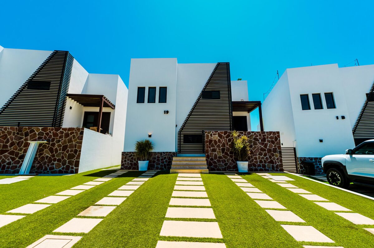 Los Cabos Cumbre Del Tezal Move-in ready and fully furnished. 2,045 sq ft of construction on a 2,551 sq ft lot with 3-car parking. Luxury finishes include marble flooring, wood kitchen with granite countertops, built-in wooden closets in all bedrooms, and vanities with tempered glass shower doors in all 3.5 baths. Fully equipped with 5 Gree inverter mini-split A/C units (3 × 1-ton, 2 × 2-ton), LG 22' French Door refrigerator, Whirlpool gas stove, and 1.7 cu ft microwave hood. Additional features: rooftop with bar, grill & sink, private terrace, storage, WiFi smart lock, private 5,000-liter cistern, and termite prevention system. ommunity: pool, gym, sports courts, kids' area, 3 clubhouses & 24/7 gated security – casa Cumbres del Tezal, Cabo Corridor, Cabo Corridor, BS