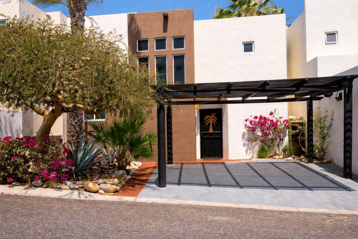 Los Cabos Vistana Spacious, clean, and comfortable home located in Vistana Del Cabo community. This well designed property features 3 bedrooms and 2 bathrooms on the main floor, offering privacy and convenience for everyday living.The second level offers a bright open-concept layout that seamlessly connects the living room, family (day) room, dining area, kitchen, and a full bathroom perfect for entertaining or relaxing with family.Enjoy access to a rooftop terrace with stunning 360 degree – Casa El Tule Retreat, San Jose Corridor, San Jose Corridor, BS