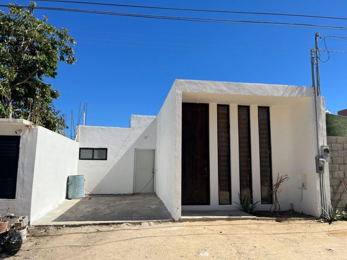 Los Cabos Ampliacion El Zacata EN VENTA CASA DE ENMEDIO, Col. Zacatal San José de Cabo.Esta casa se encuentra en un estado impecable, prácticamente nueva. Cuenta con recamara master con baño. 2 recamaras con closet. Todas las recamaras con aire acondicionado y closet. Estancia de sala y comedor con aire acondicionado. Total 2.5 baños. Amplio patio. Cisterna de 5,000 litros y tinaco de 1,100 litros. Tanque de gas LP estacionario. Calentador. Equipo hidroneumático. Conexiones listas para cocina y lavadora. Ubicada cerca de Oxxo, Chedraui, Smart Fit. Tienda Ley y Starbucks, escuelas y restaurantes. Vías rápidas por boulevard Forjadores y a 3 minutos de carretera Transpeninsular. – Casa Miranda, Cabo San Lucas, Cabo San Lucas, BS