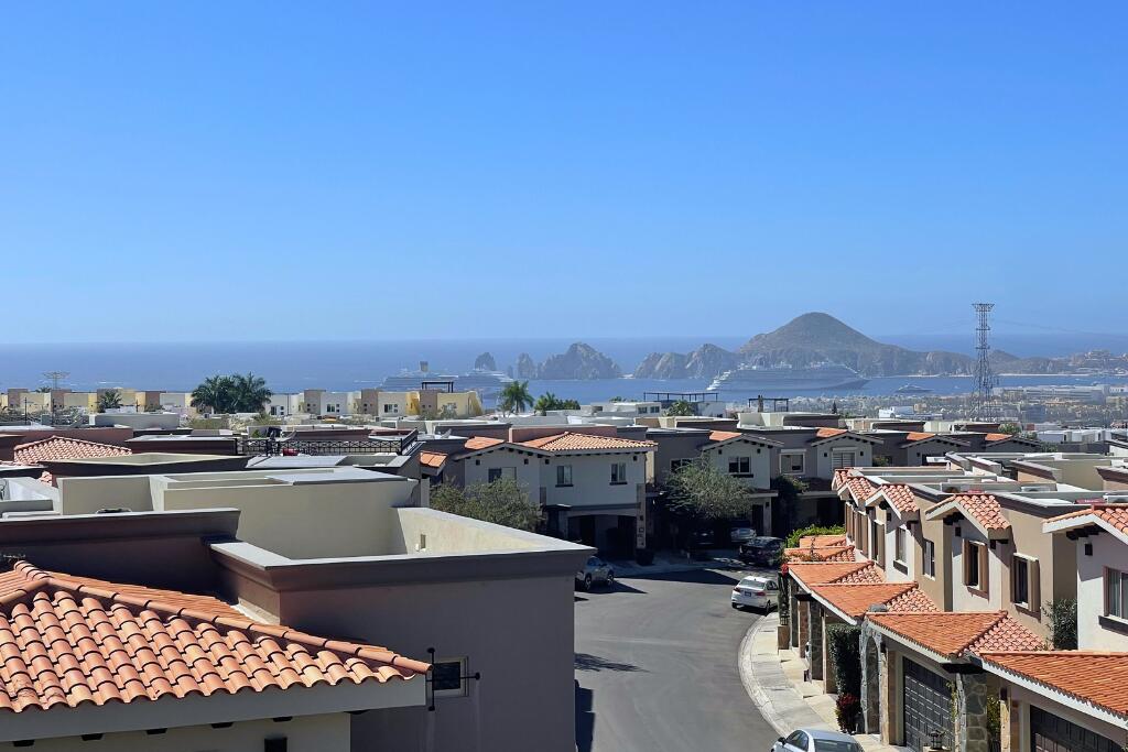 Los Cabos Cumbre Del Tezal Move-in ready and fully furnished. 2,045 sq ft of construction on a 2,551 sq ft lot with 3-car parking. Luxury finishes include marble flooring, wood kitchen with granite countertops, built-in wooden closets in all bedrooms, and vanities with tempered glass shower doors in all 3.5 baths. Fully equipped with 5 Gree inverter mini-split A/C units (3 × 1-ton, 2 × 2-ton), LG 22' French Door refrigerator, Whirlpool gas stove, and 1.7 cu ft microwave hood. Additional features: rooftop with bar, grill & sink, private terrace, storage, WiFi smart lock, private 5,000-liter cistern, and termite prevention system. ommunity: pool, gym, sports courts, kids' area, 3 clubhouses & 24/7 gated security – Casa ventanas fase 2, casa 2, Cabo Corridor, Cabo Corridor, BS