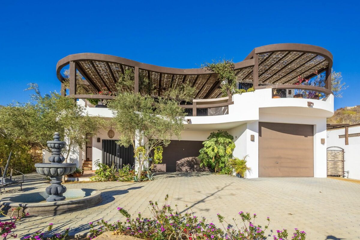 Los Cabos El Tezal-Oceanside:General Located along the highly sought-after Cabo Corridor, this charming 2-bedroom, 2-bathroom open-concept home is set within a lush, private garden oasis filled with mature tropical landscaping. The seamless indoor-outdoor layout flows effortlessly into a stunning lagoon-style pool, creating a peaceful, resort-like setting ideal for relaxing or entertaining.With its expansive grounds and prime location on the corridor just minutes from downtown Cabo San Lucas, the property offers incredible flexibility. Whether envisioned as a private residence, boutique event space and hotel, or future condo development, this is a rare opportunity to own a versatile property in one of Cabo's fastest-growing areas. – Laguna Hills Lot 1 Block 5, San Jose del Cabo, BS