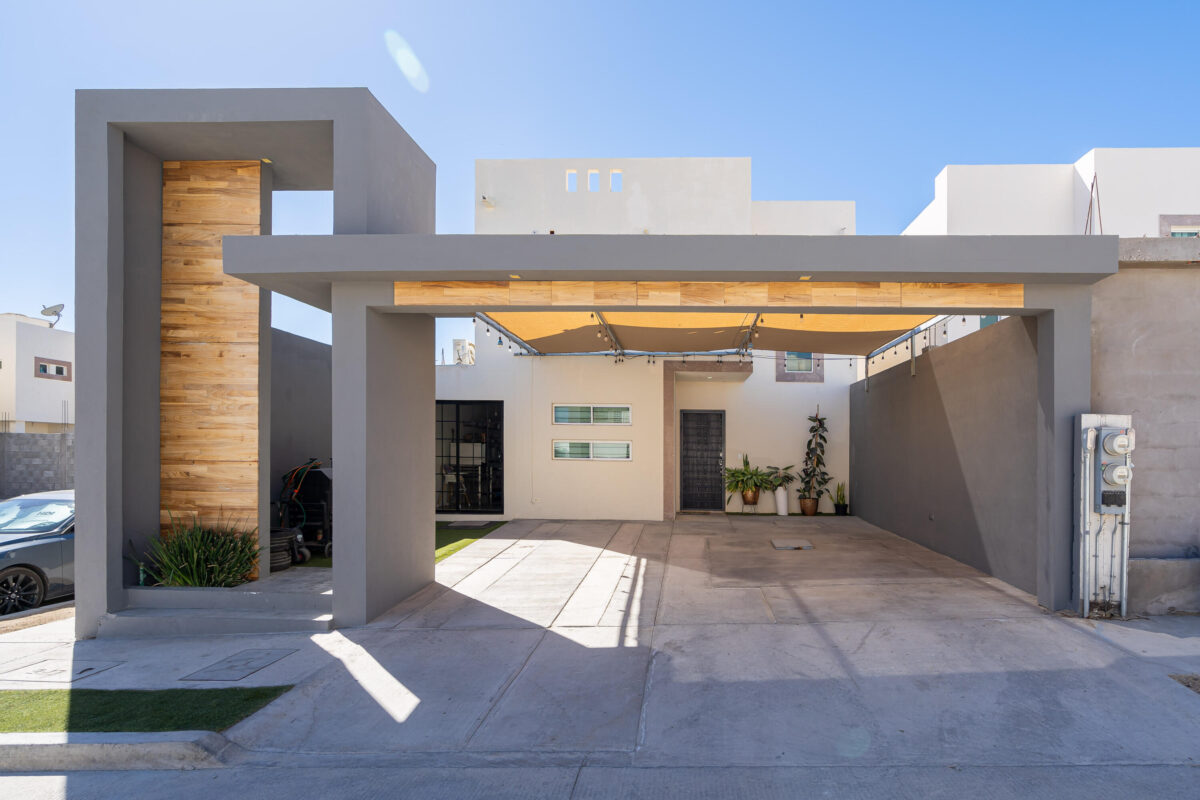 Los Cabos Ampliacion El Zacata EN VENTA CASA DE ENMEDIO, Col. Zacatal San José de Cabo.Esta casa se encuentra en un estado impecable, prácticamente nueva. Cuenta con recamara master con baño. 2 recamaras con closet. Todas las recamaras con aire acondicionado y closet. Estancia de sala y comedor con aire acondicionado. Total 2.5 baños. Amplio patio. Cisterna de 5,000 litros y tinaco de 1,100 litros. Tanque de gas LP estacionario. Calentador. Equipo hidroneumático. Conexiones listas para cocina y lavadora. Ubicada cerca de Oxxo, Chedraui, Smart Fit. Tienda Ley y Starbucks, escuelas y restaurantes. Vías rápidas por boulevard Forjadores y a 3 minutos de carretera Transpeninsular. – LOT 30 C GALES 5205, Cabo San Lucas, BS