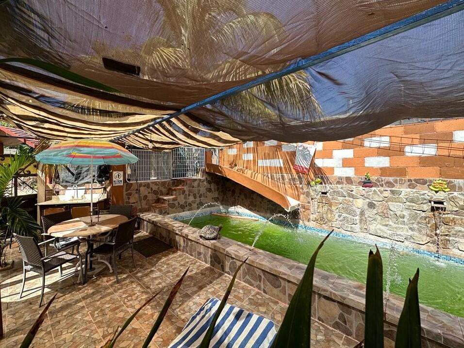 Los Cabos La Cima Descubre esta acogedora casa en La Cima, ubicada en una zona tranquila del corredor turístico de Los Cabos.La propiedad de dos niveles ofrece un diseño funcional con 2 rec/3 baños, ideal tanto para vivir tiempo completo y para inversión vacacional.En planta baja encontrarás espacios bien distribuidos que incluyen área de sala, comedor y cocina, creando un ambiente práctico para la vida diaria.En el segundo nivel se encuentra una estancia adicional, perfecta como sala de TV, oficina o área familiar, la cual tiene el potencial de convertirse en una tercera recámara, brindando mayor flexibilidad según las necesidades del propietario.Ubicada en una zona con fácil acceso a supermercados servicios y playas, esta casa combina comodidad, privacidad y excelente potencial de plusvalía en Discover this inviting home in La Cima, located in a quiet area of the Los Cabos tourist corridor. This two-story property offers a functional design with 2 bedrooms and 3 bathrooms, ideal for full-time living or as a vacation investment. On the ground floor, you'll find well-distributed spaces including a living room, dining room, and kitchen, creating a practical environment for everyday living. The second floor features an additional room, perfect as a TV room, office, or family area, which has the potential to be converted into a third bedroom, providing greater flexibility according to the owner's needs. Located in an area with easy access to supermarkets, services, and beaches, this home combines comfort, privacy, and excellent appreciation potential in Los Cabos. – Mza.11 L.7 San Jose Viejo, San Jose del Cabo, BS