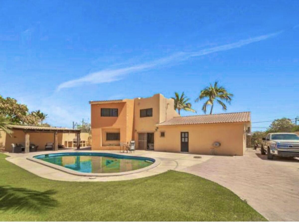 Los Cabos San Jose Viejo This exceptionally spacious single-family home, one of the largest properties in the area, is ideally located in San Jose del Cabo, just 5 minutes from Los Cabos International Airport and 15 minutes from downtown San Jose del Cabo. The property sits only two blocks from the Transpeninsular Highway, offering excellent accessibility while maintaining privacy.Set on a generous 9,150 sq ft lot, this home offers expansive indoor and outdoor living spaces, a rare find in this location. The property features a private swimming pool, large garden areas, a covered outdoor terrace, and a BBQ area, creating an ideal setting for enjoying the Baja lifestyle.The home offers a functional and comfortable layout with ample natural light, oversized social areas, and excellent outdoor flow. The large yard provides flexibility for residential use, potential future enhancements, or additional improvements. Ample parking space adds functionality and versatility to the property.Esta casa unifamiliar excepcionalmente amplia, una de las más grandes de la zona, se encuentra estratégicamente ubicada en San José del Cabo, a solo 5 minutos del Aeropuerto Internacional de Los Cabos y 15 minutos del centro de San José del Cabo. La propiedad está situada a únicamente 2 cuadras de la Carretera Transpeninsular, ofreciendo excelente accesibilidad sin sacrificar privacidad.Ubicada sobre un generoso terreno de aproximadamente 850 m², esta propiedad ofrece amplios espacios interiores y exteriores, algo poco común en esta ubicación. Cuenta con alberca privada, áreas de jardín de gran tamaño, terraza exterior techada y área de asador, creando un entorno ideal para disfrutar del estilo de vida de Baja California Sur.La casa ofrece una distribución funcional y cómoda, con excelente iluminación natural, áreas sociales amplias y una muy buena integración entre espacios interiores y exteriores.El amplio jardín brinda flexibilidad para uso residencial, posibles ampliaciones futuras o mejoras adicionales. El estacionamiento amplio agrega funcionalidad y versatilidad a la propiedad. – Pool House -Big Lot, San Jose Del Cabo, San Jose del Cabo, BS