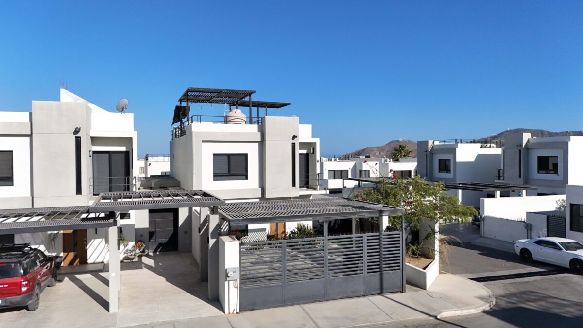 Los Cabos Terranova Beautiful turnkey two-story corner home located in the gated community of Terranova Residencial. The main level offers an inviting living and dining area, a kitchen with granite countertops and pantry. Also a flex room ideal as a guest bedroom or home office.The second level features three bedrooms, including a spacious primary suite with walk-in closet, bathtub, and double vanity, plus two additional bedrooms connected by a Jack-and-Jill bathroom.Enjoy a private backyard with an 80 m² garden, swimming pool, and BBQ area, perfect for entertaining. The rooftop terrace with pergola and BBQ area offers beautiful sunset – Terranova Residencial, Cabo San Lucas, BS