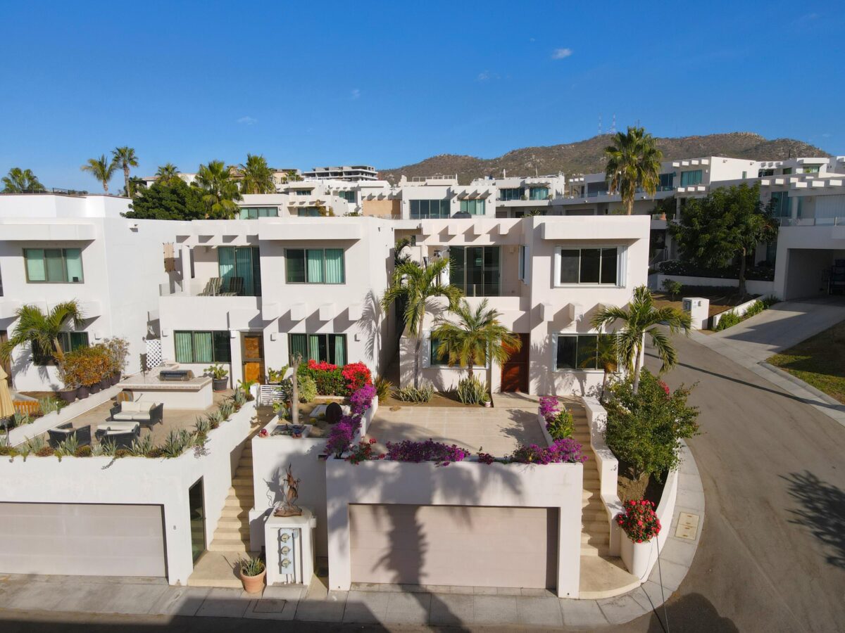 Los Cabos Vistana Spacious, clean, and comfortable home located in Vistana Del Cabo community. This well designed property features 3 bedrooms and 2 bathrooms on the main floor, offering privacy and convenience for everyday living.The second level offers a bright open-concept layout that seamlessly connects the living room, family (day) room, dining area, kitchen, and a full bathroom perfect for entertaining or relaxing with family.Enjoy access to a rooftop terrace with stunning 360 degree – Via La Paloma, Cabo Corridor, BS