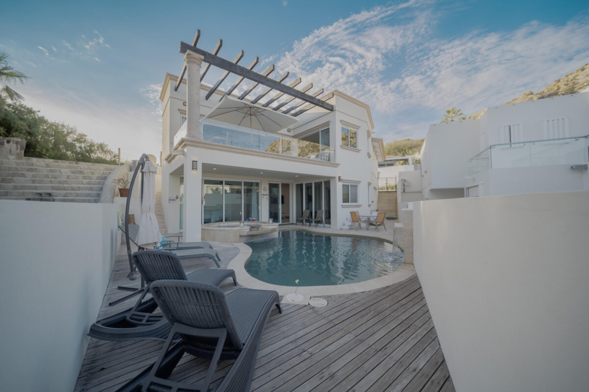 Los Cabos Blue Moon Perched in Pedregal's coveted Valley of the Moon, this contemporary two-story residence captures unblockable ocean – Villa Montana, Cabo San Lucas, Cabo San Lucas, BS