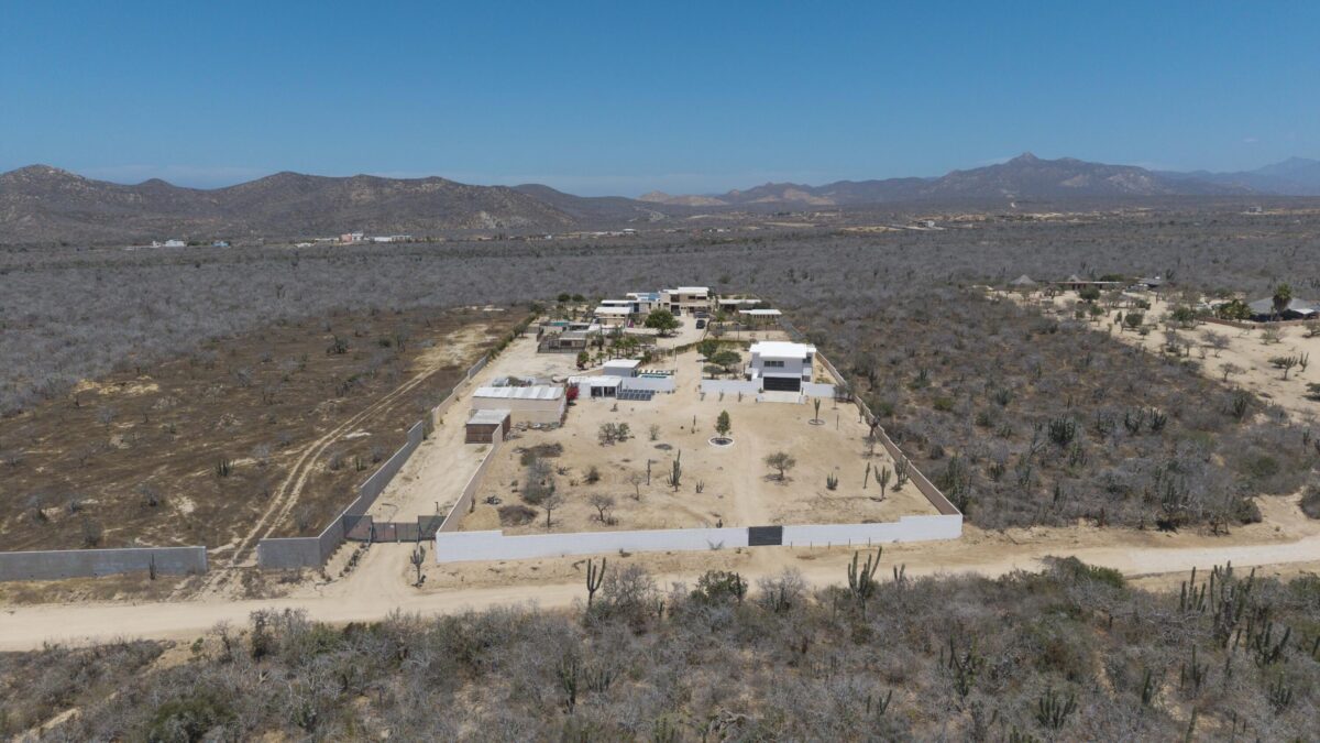 Los Cabos El Tule-Inland:General Rare investor opportunity in the San José Corridor. 2 luxury residences fully completed and move-in ready. 8 additional units with land secured and full blueprints in place -- ready to build to buyer's vision. At – El Tule, San Jose Corridor, BS