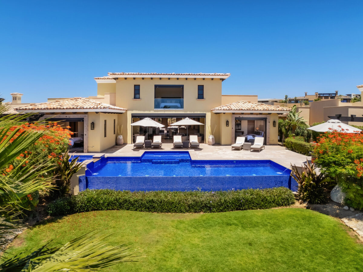 Los Cabos El Tule-Inland:General Rare investor opportunity in the San José Corridor. 2 luxury residences fully completed and move-in ready. 8 additional units with land secured and full blueprints in place -- ready to build to buyer's vision. At – El Tule, San Jose Corridor, BS