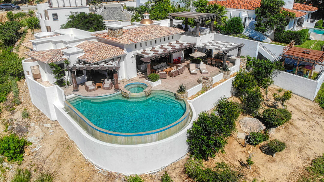 Los Cabos La Noria Casa Lau'ren offers contemporary luxury with 4 bedrooms plus a private casita. Overlooking the Jack Nicklaus Signature Golf Course, this elegant home features ocean – 115 La Noria, San Jose del Cabo, BS